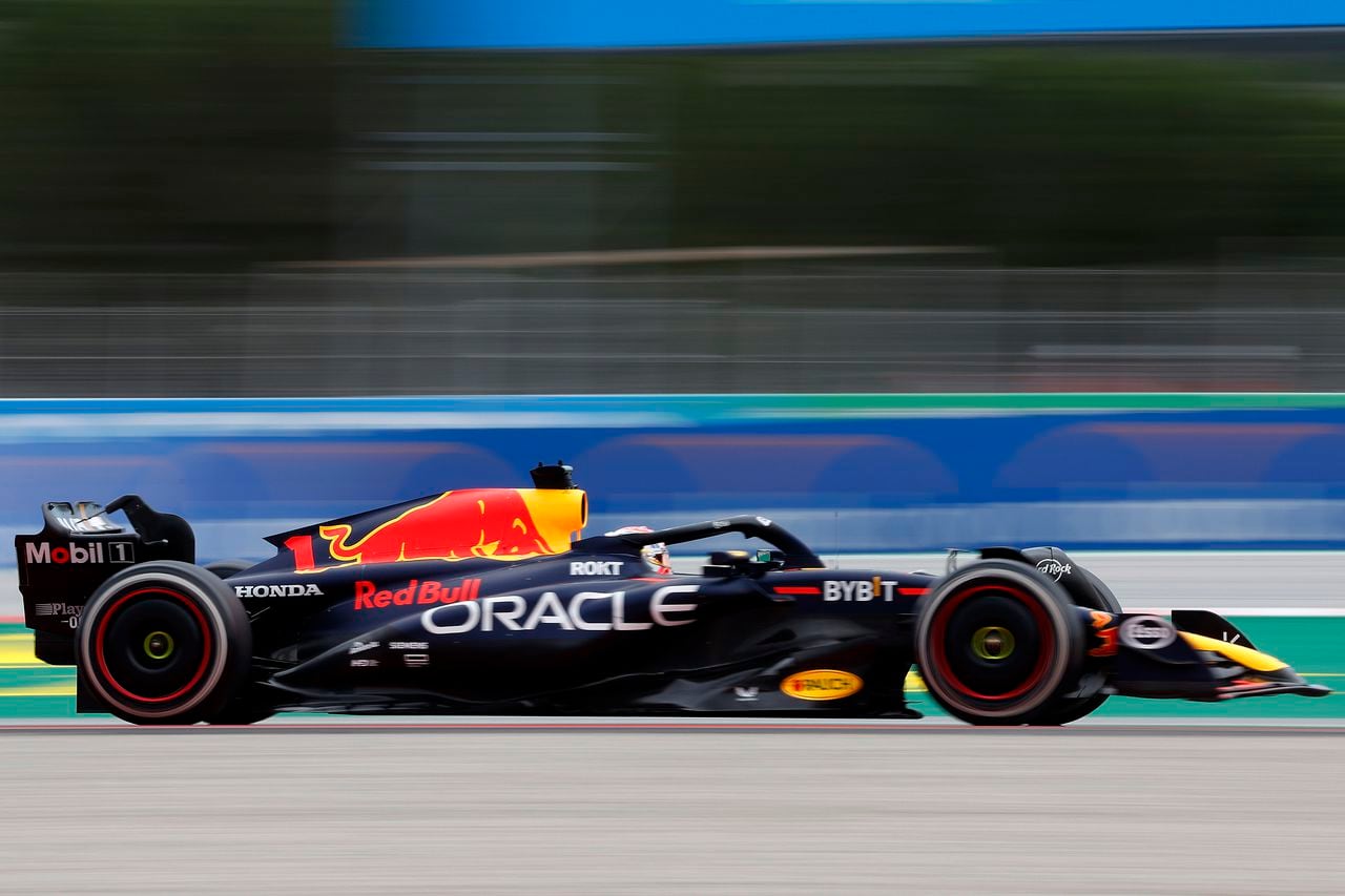 El piloto holandés Max Verstappen de Red Bull conduce su auto durante el Gran Premio de España de Fórmula Uno en el circuito Barcelona Catalunya en Montmeló, España, el domingo 4 de junio de 2023. (Foto AP/Joan Monfort)