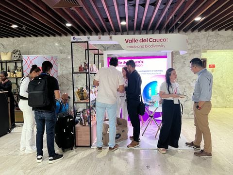 Los empresarios del Valle tuvieron la oportunidad de exhibir algunos de sus productos durante la macrorrueda 100 de Procolombia que se realizó en Cartagena.

Foto: Cámara de Comercio de Cali