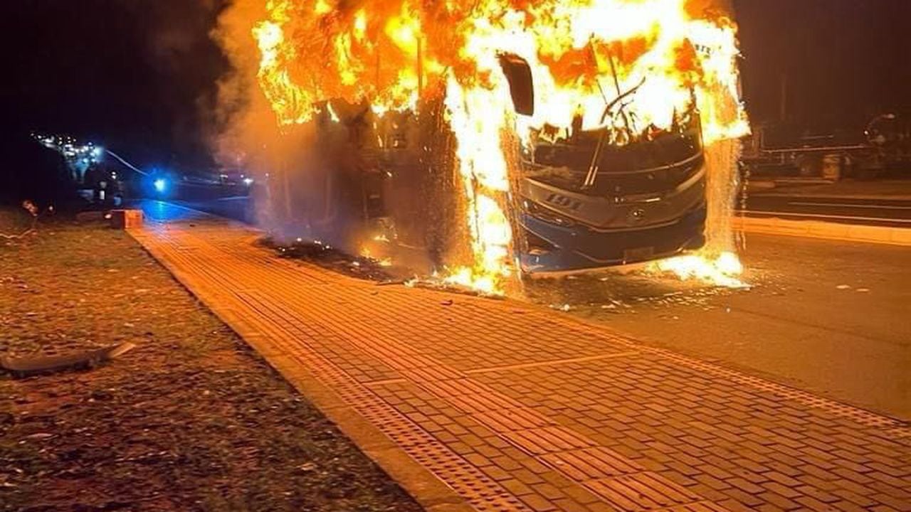 Bus incinerado en la entrada a Yopal, Casanare.