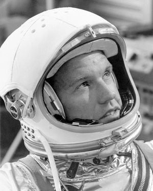 Esta foto de archivo de la NASA del 30 de abril de 1963 muestra a Leroy Gordon Cooper, uno de los primeros astronautas de la nación que una vez estableció un récord de resistencia espacial al viajar más de 3,3 millones de millas a bordo del Gemini 5 en 1965. La NASA anunció el 4 de octubre de 2004 que Cooper murió en su casa en Ventura, California. Tenía 77 años. AFP PHOTO/HO/NASA (Foto de HO/NASA/AFP)