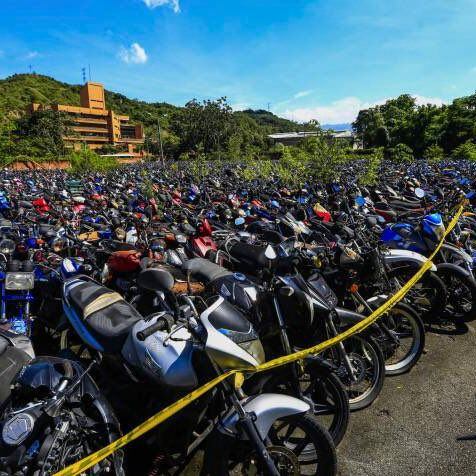 Miles de motocicletas están en este estado, deterioradas y casi sin espacio entre una y la otra.