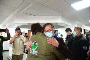 Gustavo Petro saludando al equipo del Bienestar Familiar presente en el Hospital Militar.