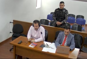 John Poulos con un diccionario de español en plena audiencia de juicio.