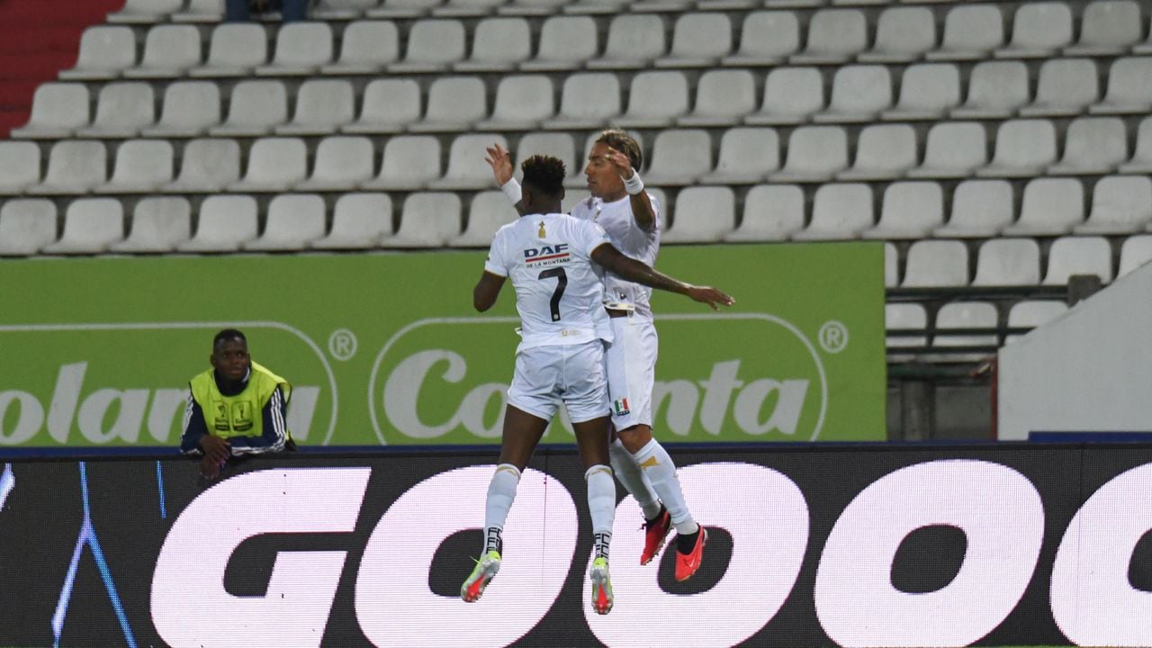 Dayro Moreno celebra con Gustavo Torres su gol número 221 en el Fútbol Profesional Colombiano (FPC).