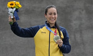 La colombiana Mariana Pajón posa con su medalla de plata tras la final de BMX, el viernes 30 de julio de 2021, en Tokio. (AP Foto/Ben Curtis)