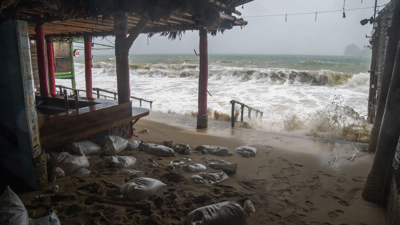 Un restaurante permanece cerrado antes de la llegada del huracán Norma a los Cabos, estado de Baja California, México.