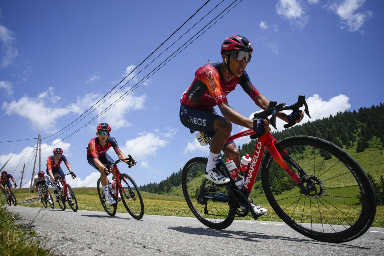 Egal Bernal de Colombia, a la derecha, acelera cuesta abajo durante la decimoséptima etapa de la carrera ciclista del Tour de Francia de más de 166 kilómetros (103 millas) con inicio en Saint-Gervais Mont-Blanc y final en Courchevel, Francia, el miércoles 19 de julio de 2023. (Foto AP/Daniel Cole)