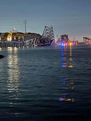 Una vista del buque portacontenedores con bandera de Singapur 'Dali' después de chocar con un pilar del puente Francis Scott Key en Baltimore, Maryland, EE. UU.