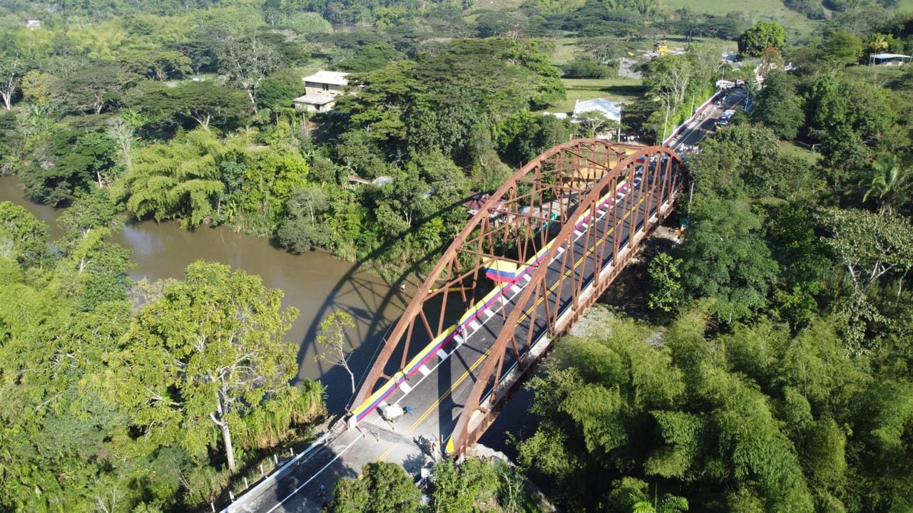 Así quedó el nuevo puente El Alambrado que conecta al Valle con el Quindío