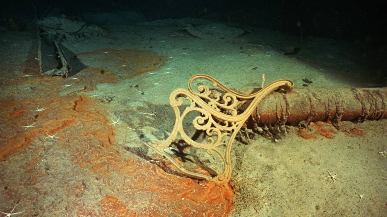 El extremo de un banco de cubierta de bronce, la madera adherida a él se pudrió hace mucho tiempo, yace en el campo de escombros del naufragio del Titanic.