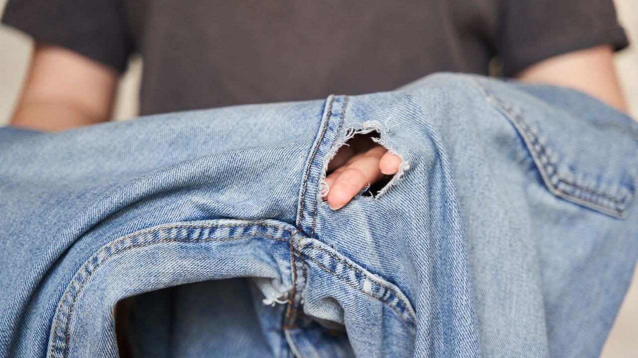 Por qué se rompen los pantalones de la entrepierna y cómo arreglarlos?
