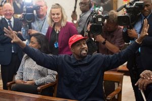 El rapero estadounidense Kanye West, en la oficina oval de la Casa Blanca en 2018.