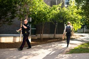 Un agente de la Policía Regional de Waterloo recorre las instalaciones académicas de la Universidad de Waterloo tras un ataque con arma blanca, en Waterloo, Canadá, el miércoles 28 de junio de 2023. (Nick Iwanyshyn/The Canadian Press vía AP)