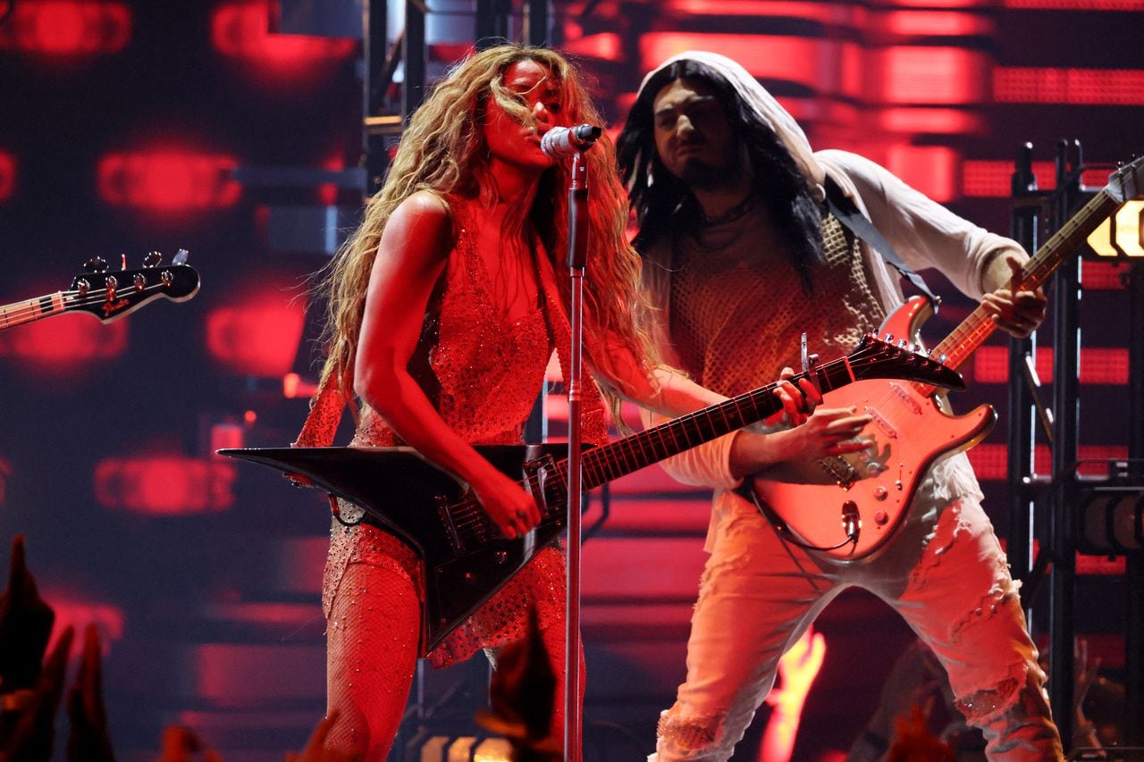 La homenajeada Shakira aceptó el premio Michael Jackson Video Vanguard en el escenario durante los MTV Video Music Awards 2023 en el Prudential Center.