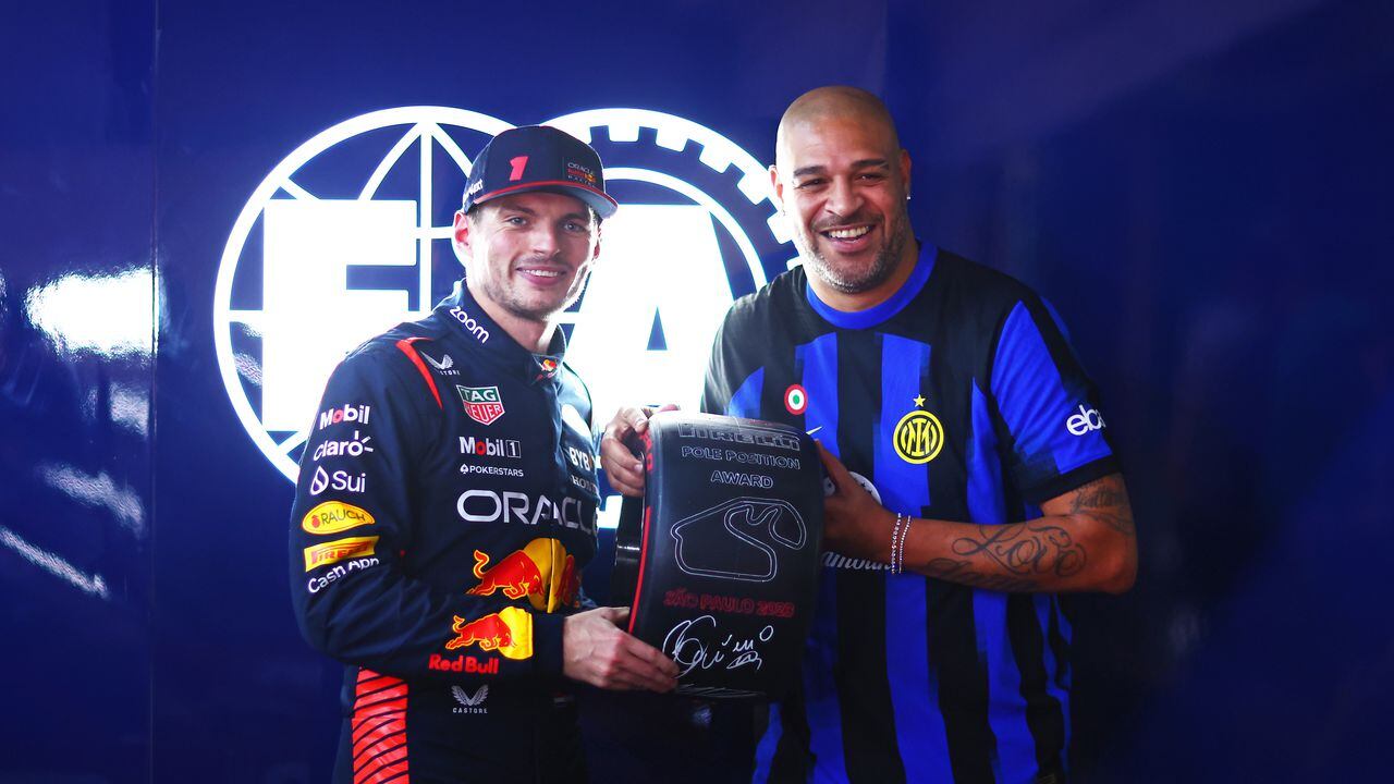 l holandés Max Verstappen y el equipo Oracle Red Bull Racing reciben el premio Pirelli Pole Position de manos de Adriano tras la clasificación previa al Gran Premio de Brasil de F1 en el Autódromo José Carlos Pace el 03 de noviembre de 2023 en Sao Paulo, Brasil.