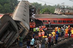 Los equipos de rescate se reúnen alrededor de los vagones dañados en el lugar del accidente de una colisión de tres trenes cerca de Balasore, a unos 200 km (125 millas) de la capital del estado, Bhubaneswar, en el estado oriental de Odisha, el 3 de junio de 2023.