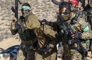 Los combatientes participan en ejercicios militares de facciones armadas palestinas, con objetivos y vehículos militares israelíes simulados, incluido el secuestro de un soldado israelí, en un sitio militar en Rafah, en el sur de la Franja de Gaza. (Foto de SAID KHATIB / AFP)