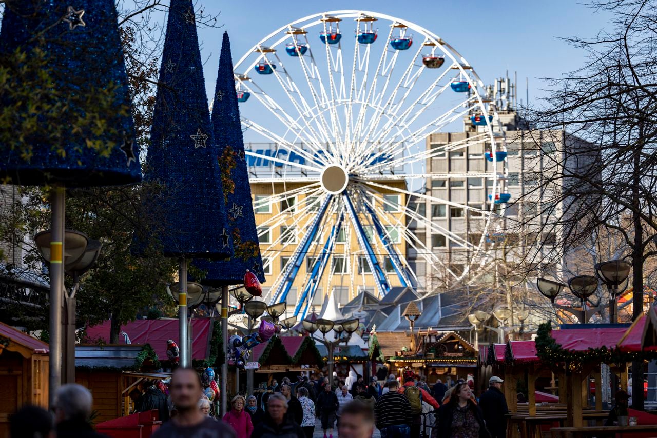 La rueda de la fortuna gira en la apertura del mercado navideño de Duisburg. El mercado de Navidad en el centro de Duisburg abre sus puertas.