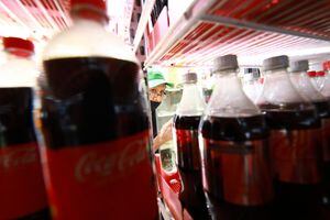 Foto de referencia de botellas de Coca Cola puestas en una tienda de Ciudad de México, el 3 de junio de 2022