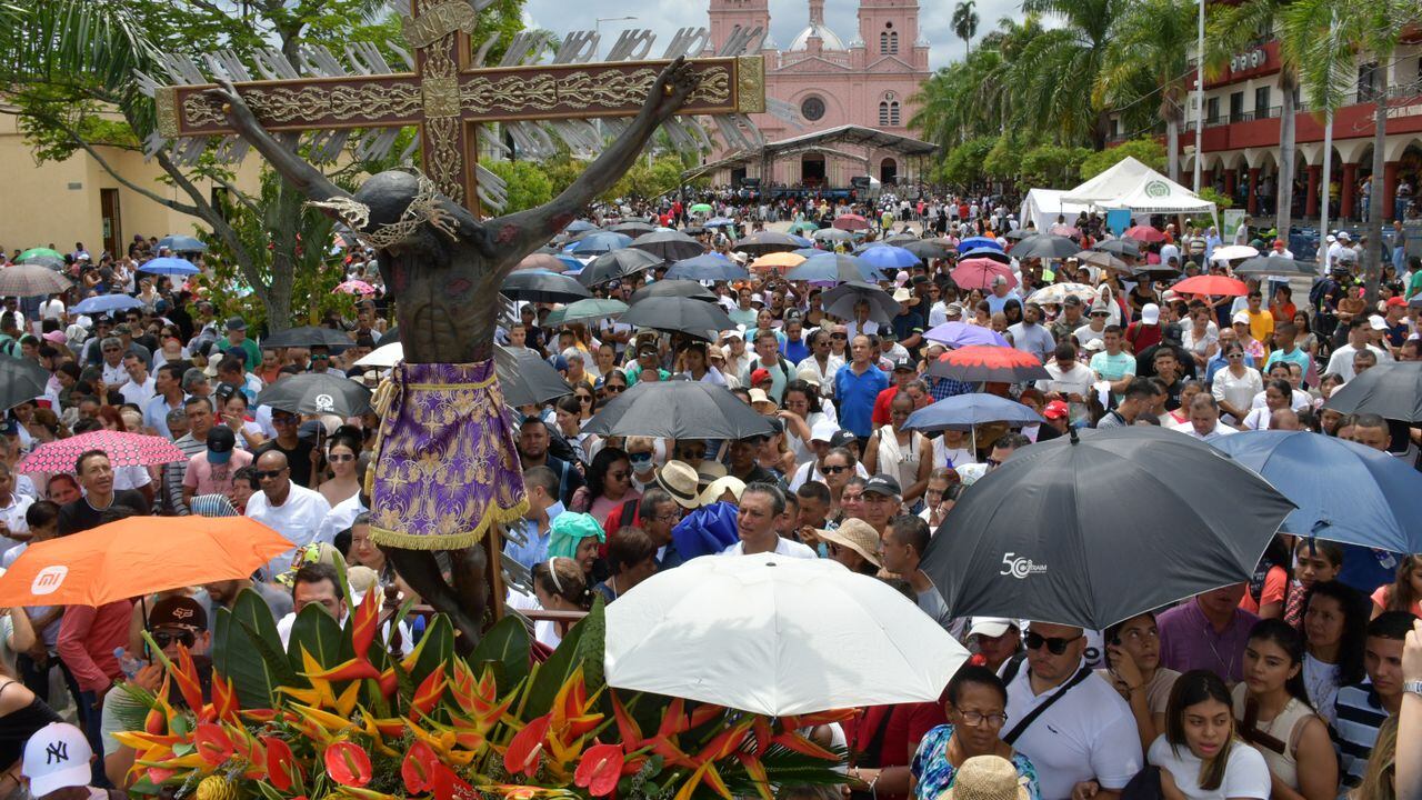 En la ciudad  de Buga se realizó la procesión del viacrucis del Señor de los Milagros.