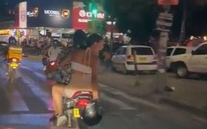 Las mujeres se quitaron los cascos de protección para tapar las placas de las motos