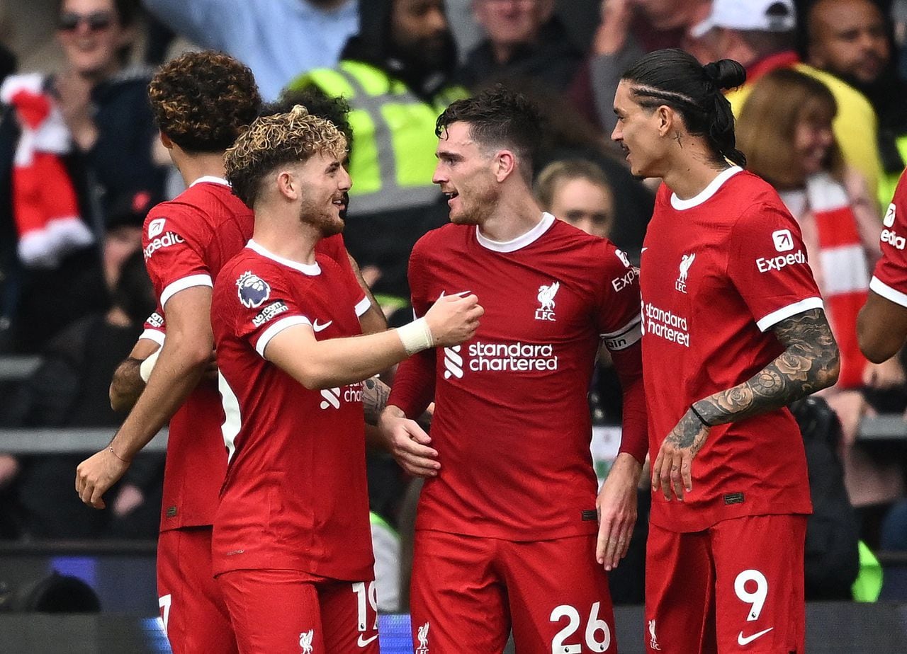 Andy Robertson, Harvey Elliot y Darwin Núñez celebran el 1-2 en la victoria del Liverpool por Premier League ante el Wolverhampton. Foto: Getty Images.