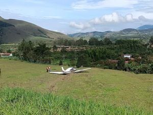 Avioneta terminó en zona verde tras salirse de la pista de aterrizaje en el aeródromo de Urrao, Antioquia. (Foto tomada de la cuenta de X: @DenunciasAntio2)