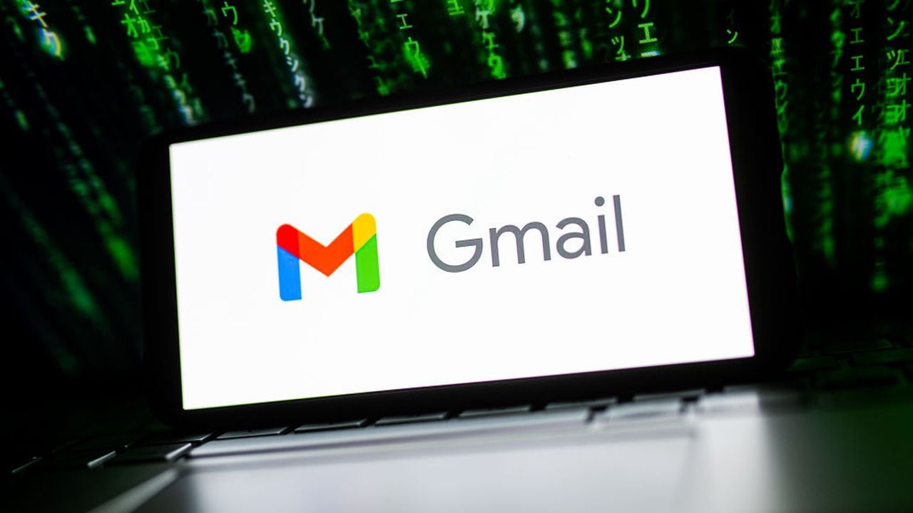 ¿Cuál es la manera más efectiva de mantener un correo de Gmail organizado y sin ocupar demasiado espacio?