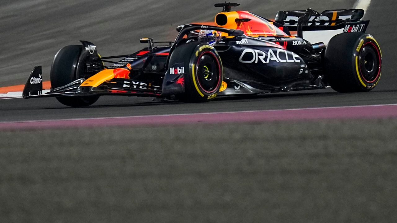 El piloto neerlandés de Red Bull Max Verstappen conduce su auto durante la carrera de velocidad previa al Gran Premio de Fórmula Uno de Qatar en el Circuito Internacional de Lusail, en Lusail, Qatar, el sábado 7 de octubre de 2023. (Foto AP/Ariel Schalit)