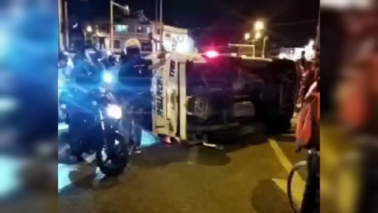 Ambulancia protagonizó aparatoso accidente en Cali; quedó volcada en plena vía.
