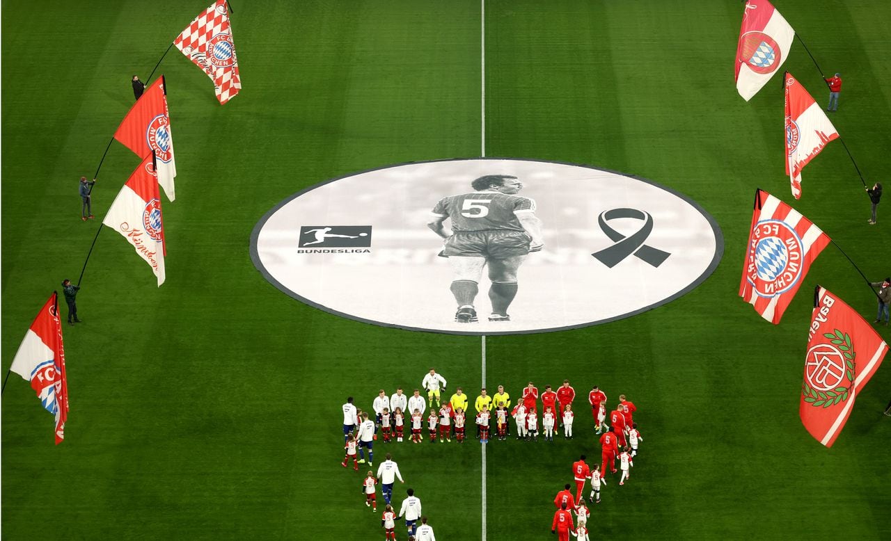 Imagen del homenaje que le realizó el Bayern Múnich a Franz Beckenbauer este viernes.