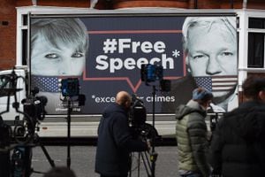 Un camión con propaganda de WikiLeaks ante la Embajada de Ecuador este viernes en Londres (Reino Unido). El periodista australiano Julian Assange será expulsado dentro de "unas horas o días" de la embajada de Ecuador en Londres, según pudo saber el portal WikiLeaks.