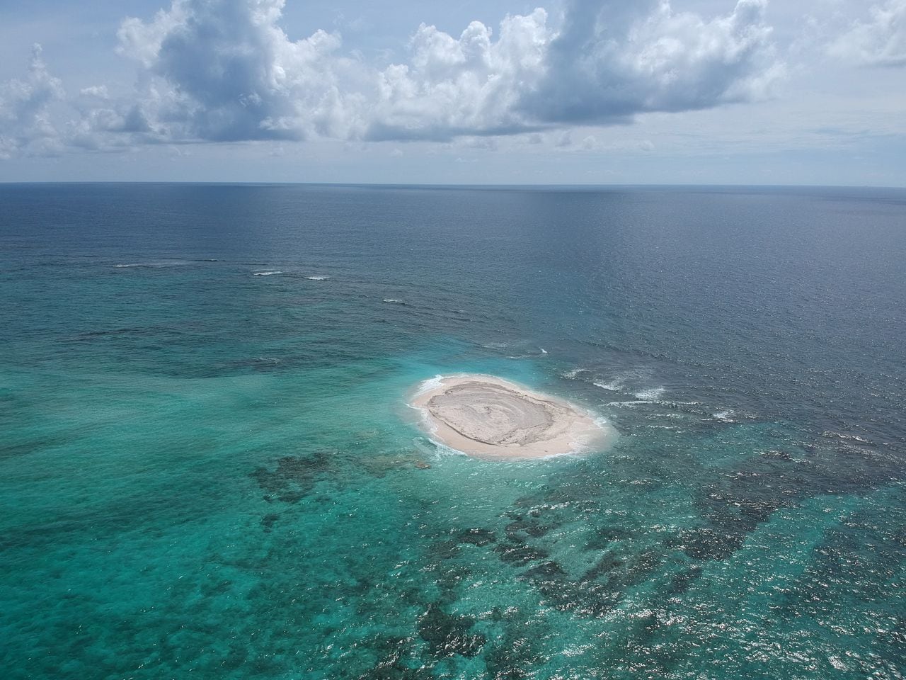 Sand Cay. Está ubicado al noreste de la isla de Serranilla. En 2008 se llevó a cabo la primera campaña de levantamiento taquimétrico y posicionamiento de los bajos, barras de arena, cabeza de coral, rocas, por parte de la Armada Nacional.