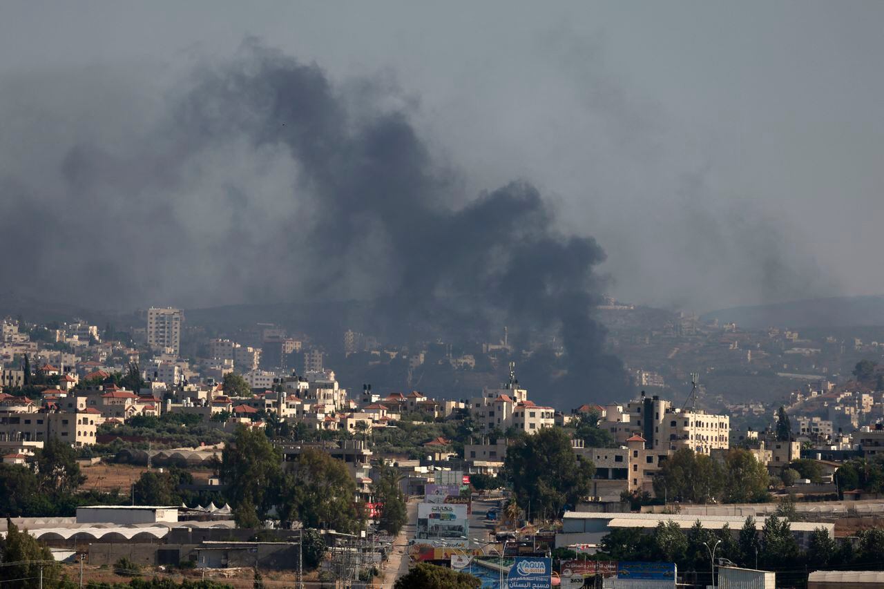 Esta fotografía tomada desde la ciudad israelí de Muqeibila, al norte de la Cisjordania ocupada, muestra el humo saliendo de Yenín el 3 de julio de 2023.