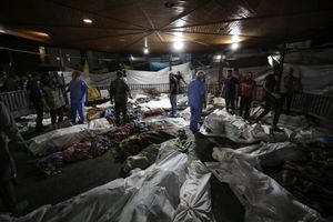 Los cuerpos de los palestinos muertos por una explosión en el hospital árabe Ahli están reunidos en el patio delantero del hospital al-Shifa, en la ciudad de Gaza, en el centro de la Franja de Gaza, el martes 17 de octubre de 2023.  (Foto AP/Abed Khaled)