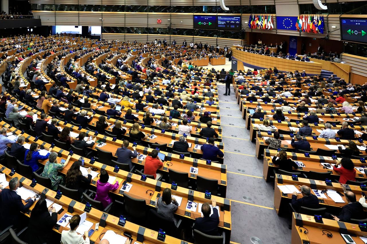 Miembros del Parlamento Europeo participan en una serie de votaciones en una sesión plenaria del organismo en Bruselas, el miércoles 10 de abril de 2024. (AP Foto/Geert Vanden Wijngaert)