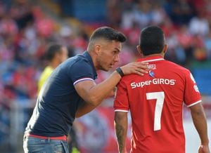 El técnico Lucas González le da indiciaciones al delantero CRistian Barrios, en juego del América ante el Tolima en juego de la Liga Betplay II-2023.