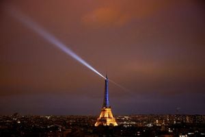 La Torre Eiffel se ilumina con los colores nacionales azul y amarillo de Ucrania, para conmemorar el primer aniversario de la invasión rusa de Ucrania, en París, Francia, el 23 de febrero de 2023. 