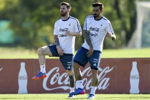 Ezequiel Lavezzi (derecha), junto a Lionel Messi en un entrenamiento con la Selección Argentina.
