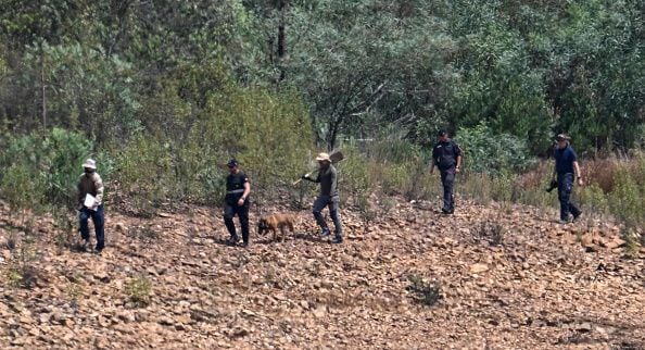 Varios policías recorrieron las orillas del embalse de Arade, con la ayuda de un perro de búsqueda y una lancha de los bomberos locales. (Photo by Horacio Villalobos/Getty Images)