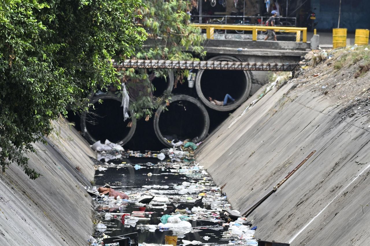 Cali: Informe canal de aguas residuales invadidos de basuras y escombros en la ciudad. foto José L Guzmán. El País