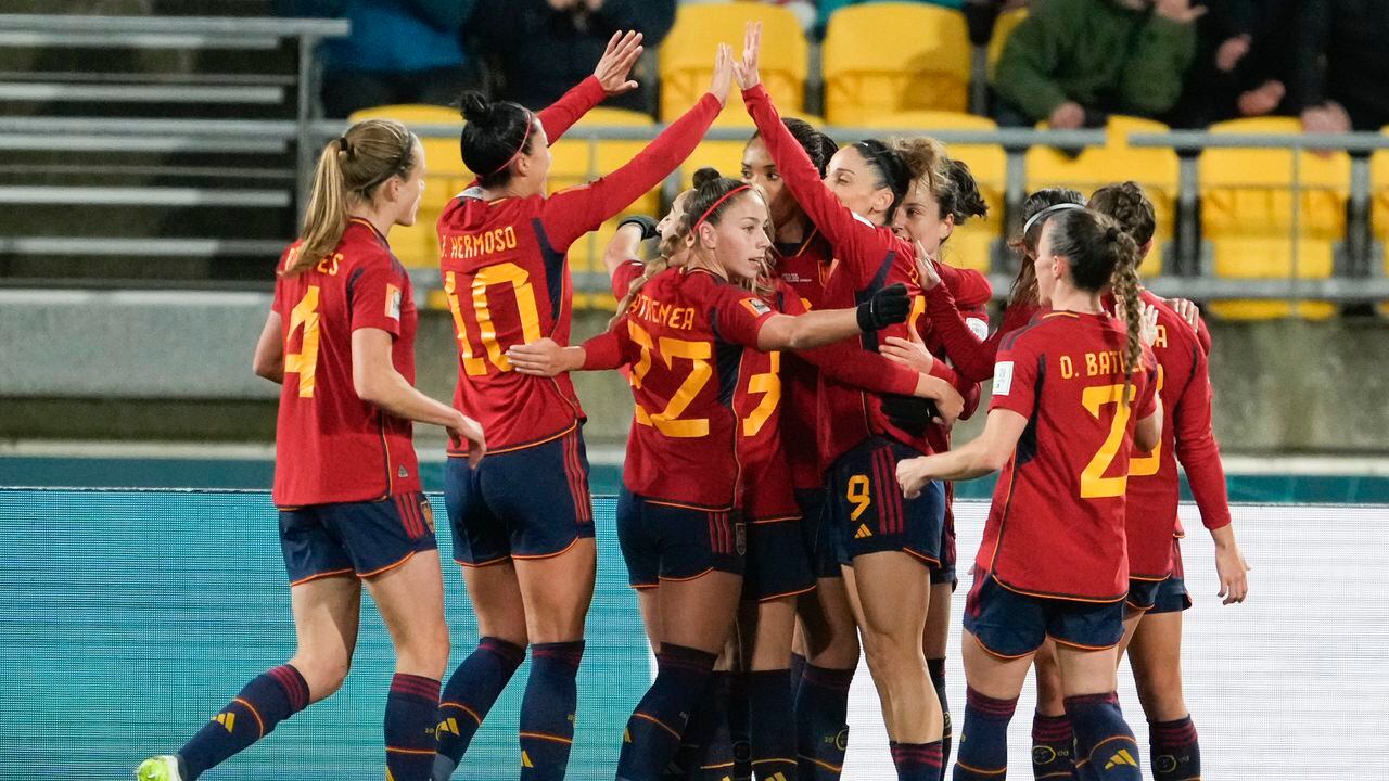 España celebra después de anotar su tercer gol durante el partido de fútbol del Grupo C de la Copa Mundial Femenina entre España y Costa Rica en Wellington, Nueva Zelanda, el viernes 21 de julio de 2023. (Foto AP/John Cowpland)