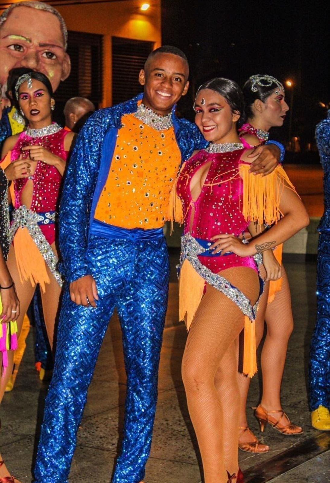 Harold Mesa, bailarín de salsa con su novia Isabella González D. también bailarina de salsa.