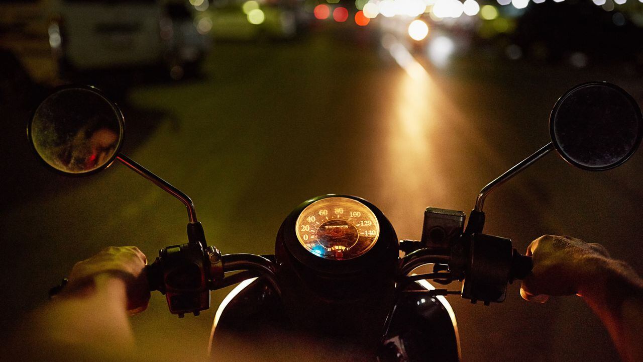 Luces y sombras: Cómo conducir moto de noche con confianza