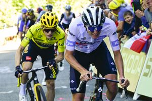 Tadej Pogacar (adelante) y Jonas Vingegaard son los dos máximos favoritos a ganar el Tour de Francia.