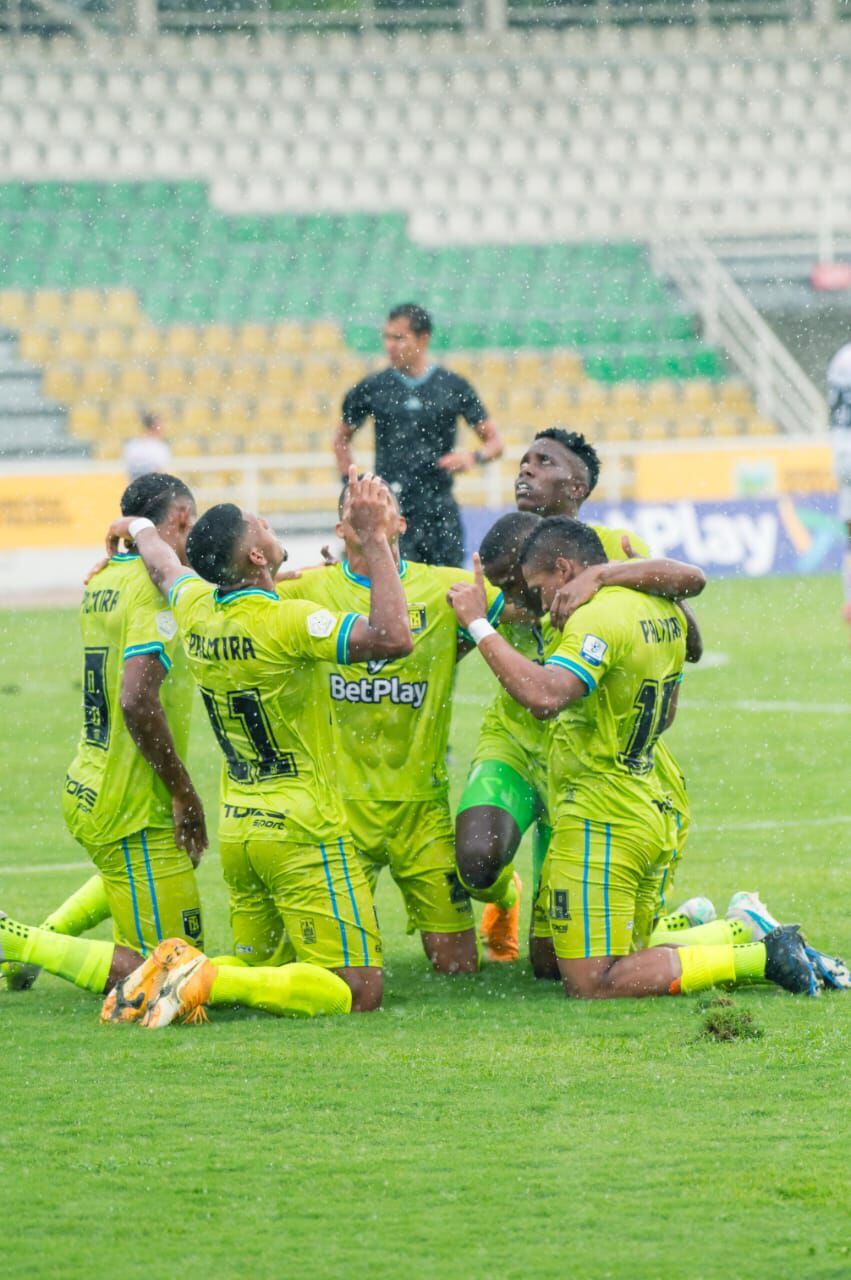 Jugadores del Internacional de Palmira celebran uno de los goles del partido contra Bogotá FC.