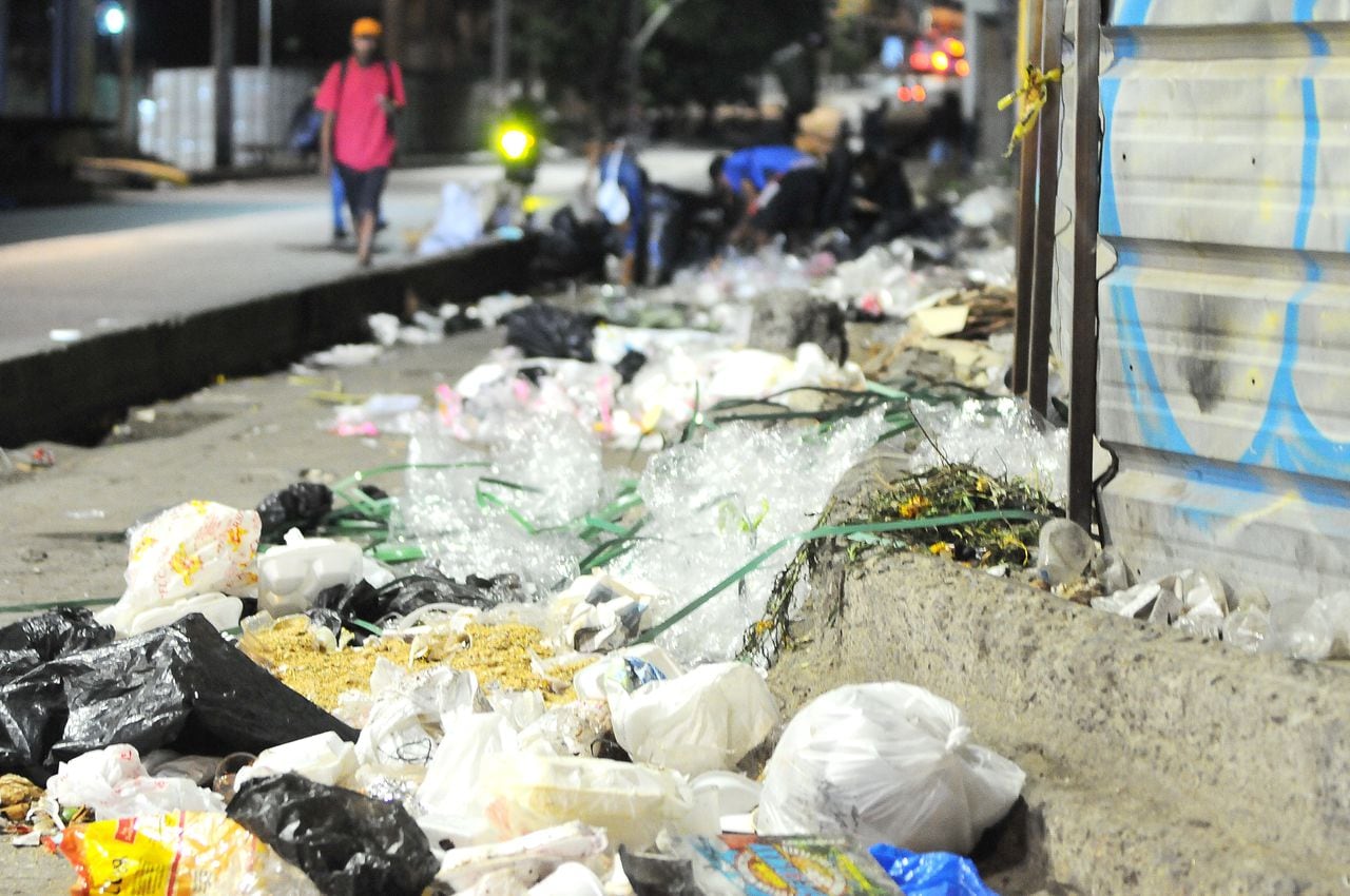 Cali: Ante la problemática del manejo de las basuras en ciudad, el alcalde genera gran polémica vía redes por el tema de la recolección de las basuras.  foto José L Guzmán. El País, agosto 9-23.