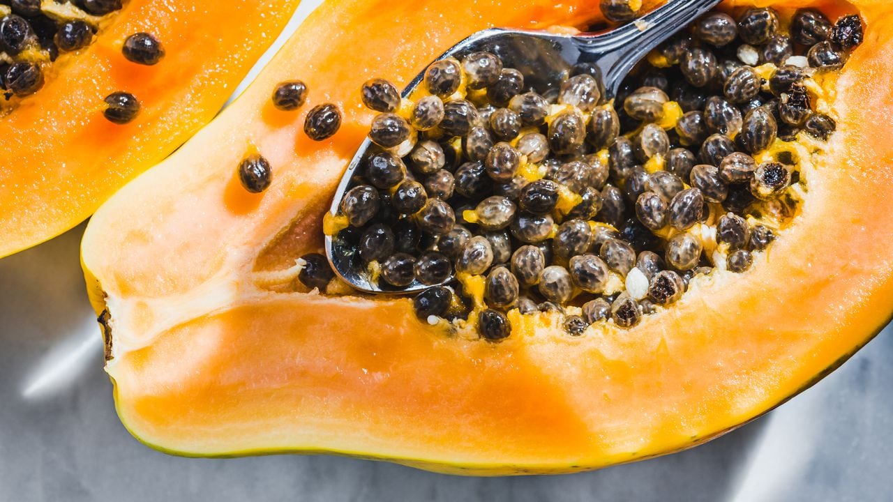 ¿Qué pasa si se come semillas de papaya enteras?