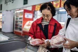 Madre e hija comprando alimentos congelados en el supermercado