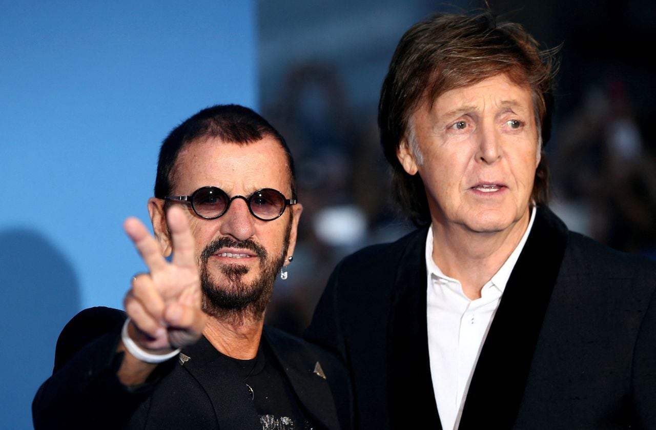 Ringo Starr (L) and Paul McCartney